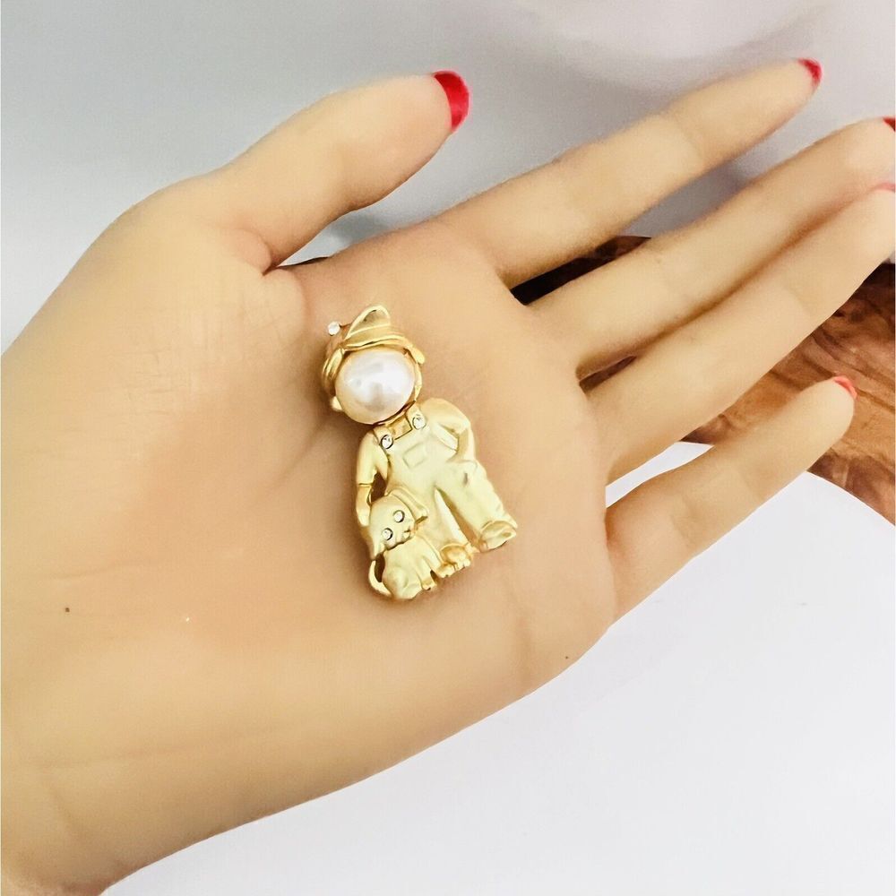 Vintage Brooch Boy Cap Dog Puppy Brushed Gold Tone Pearl Head Rhinestones 1208 - Picture 5 of 8